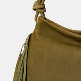 Schultertasche aus grünem Leder mit Fransen.