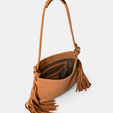 Shoulder bag in cognac leather with fringe details.