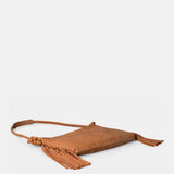 Shoulder bag in cognac leather with fringe details.