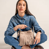 Handtasche aus Leder mit beigen Fransen.