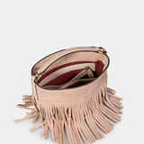 Handtasche aus Leder mit beigen Fransen.