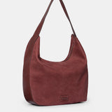 Schultertasche aus weinrotem Veloursleder.