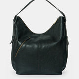Schwarze Schultertasche aus Leder.