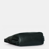Schwarze Schultertasche aus Leder.
