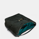 Schwarze Schultertasche aus Leder.