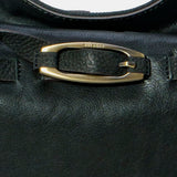 Schwarze Schultertasche aus Leder.