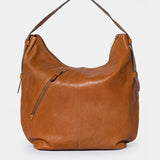 Schultertasche aus cognacfarbenem Leder.