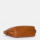 Schultertasche aus cognacfarbenem Leder.