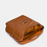 Schultertasche aus cognacfarbenem Leder.