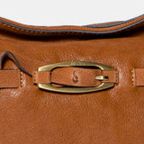 Schultertasche aus cognacfarbenem Leder.