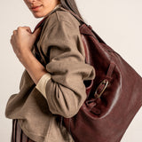 Schultertasche aus bordeauxfarbenem Leder.
