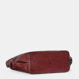 Schultertasche aus bordeauxfarbenem Leder.