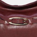 Schultertasche aus bordeauxfarbenem Leder.