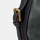 Multifunktionale schwarze Ledertasche.