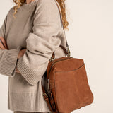 Rucksack aus cognacfarbenem Veloursleder.