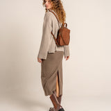Rucksack aus cognacfarbenem Veloursleder.