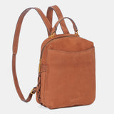 Rucksack aus cognacfarbenem Veloursleder.