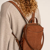Rucksack aus cognacfarbenem Veloursleder.
