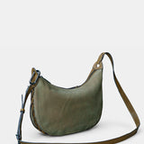 Schultertasche aus grünem Wildleder.