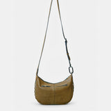 Schultertasche aus grünem Wildleder.