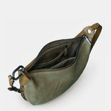 Schultertasche aus grünem Wildleder.