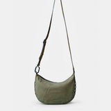 Schultertasche aus grünem Wildleder.