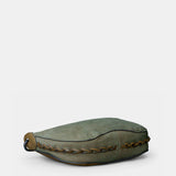 Schultertasche aus grünem Wildleder.