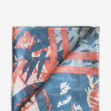 Damentuch aus Viskose mit Blätterdruck in Blau.