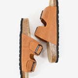 Flache Sandale von Frauen mit Leder in Cognac