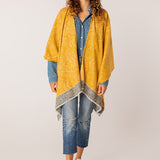 Poncho de mujer estampado en ámbar
