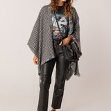 Wendbarer Damen-Poncho in Schwarz.