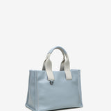 Damen-Shopper in Blau.