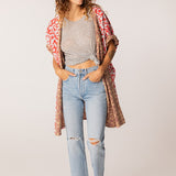 Reversibler Baumwollkimono mit rotem Tierdruck.