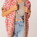 Reversibler Baumwollkimono mit rotem Tierdruck.