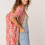 Reversibler Baumwollkimono mit rotem Tierdruck.