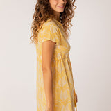 Vestido playero con estampado tropical en amarillo