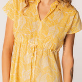 Vestido playero con estampado tropical en amarillo