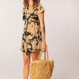 Vestido playero con estampado camel