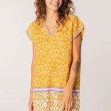 Baumwollkaftan mit gelbem Muster.