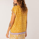 Baumwollkaftan mit gelbem Muster.
