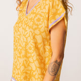 Baumwollkaftan mit gelbem Muster.