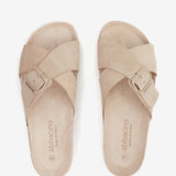 Sandalo basso da donna con fibbia in beige