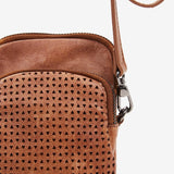 Handytasche aus genarbtem Leder in Cognac.