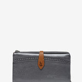 Große Geldbörse aus silbernem Leder.