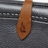 Große Geldbörse aus silbernem Leder.