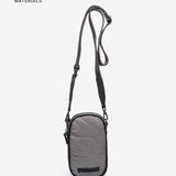 Handytasche aus recycelten und gepolsterten grauen Materialien.