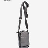 Handytasche aus recycelten und gepolsterten grauen Materialien.