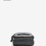 Handytasche aus recycelten und gepolsterten grauen Materialien.