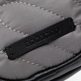 Handytasche aus recycelten und gepolsterten grauen Materialien.