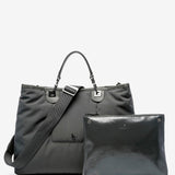 Große Nylon-Handtasche in Grau.